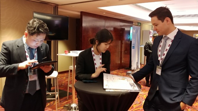 홍콩 그랜드하얏트 호텔에서 개최되고 있는 '2018 국제부동산박람회'에 참석한 인천항만공사 골든하버 투자유치단이 홍보부스에서 잠재 투자 의향기업과 상담을 진행하고 있다. 사진=인천항만공사(이하 IPA)