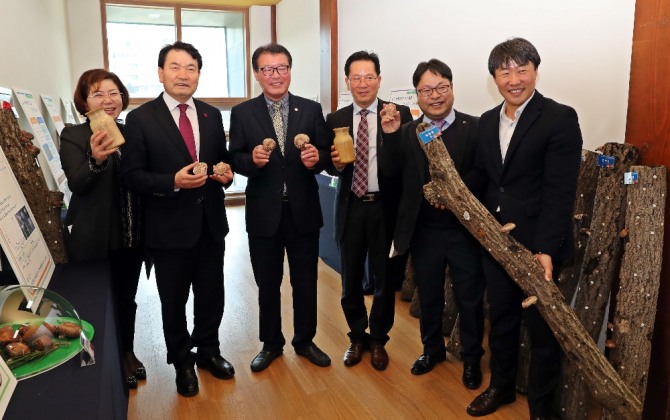 전남 장흥군(군수 정종순) 버섯산업연구원은 지난 28일 장흥목재산업지원센터에서 ‘표고 국산 원목품종 설명회’를 개최했다. /전남 장흥군=제공