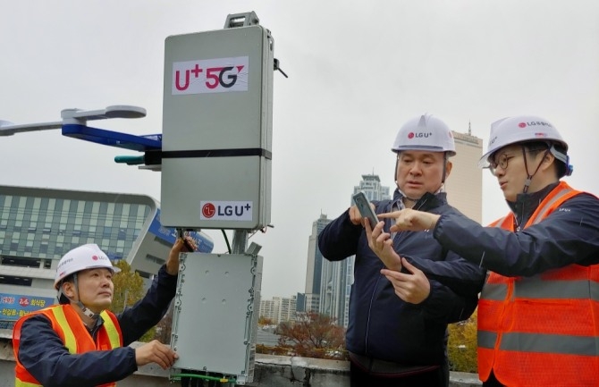 LG유플러스는 LTE보다 최대 20배 빠른 5G 서비스를 다음달 1일 본격 개시하며, 최고 수준의 네트워크를 구축하고 차별화된 서비스를 선보이겠다고 밝혔다.