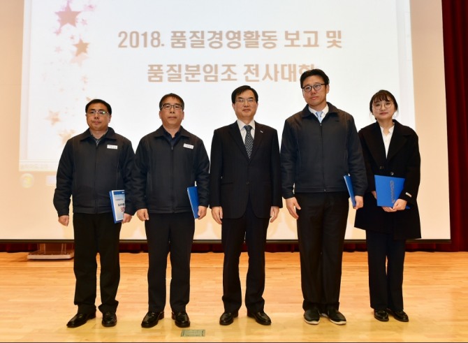 29일 열린 '2018년 품질경영활동 성과보고 및 전사 품질분임조 발대표회'에서 조용만 한국조폐공사 사장(중앙)과 품질전문가들이 함께 기념사진을 찍고 있다. 사진=한국조폐공사