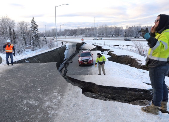 30일 알래스카 앵커리지에서 발생한 규모 7.0 강진으로 도로가 파손돼 차량이 갇혀 있다. 사진=로이터/뉴스1
