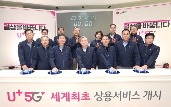 LG유플러스는 1일 세계 최초 5G 상용화 서비스를 개시했다고 밝혔다. 사진은 하현회 LG유플러스 부회장(앞줄 가운데)이 1일 자정 서울 마곡 사옥에서 주요 경영진들과 5G 첫 전파 발사 점등식을 하는 모습. 앞줄 좌측부터 송구영 홈미디어부문장·전무, , 이상민 FC부문장·전무, 황현식 PS부문장·부사장, 하현회 부회장, 최주식 기업부문장·부사장, 현준용 AIoT부문장·전무, 황재윤 NW부문·상무(사진=LG유플러스)