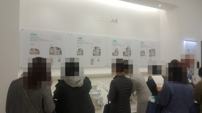 부천 래미안 어반비스타 모델하우스에서 아파트 구조를 꼼꼼하게 살펴보고 있는 시민들.  이들은 메모를 하고, 사진  촬영을 못하게 하는 진행진 몰래 촬영도 살짝살짝 하면서 비상한 관심을 보였다. 사진=전안나 기자. 