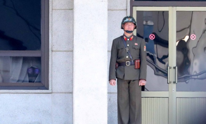 비무장지대내 판문점 북측 지역의 북한군 사진 사진=뉴시스