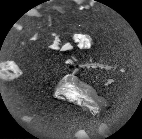 화성에서 발견된 황금색 바위. 켐캡으로 레이저를 쏘아 플라즈마 분석을 통해 성분을 알아내게 된다. (사진=나사,제트추진연구소,칼텍)
