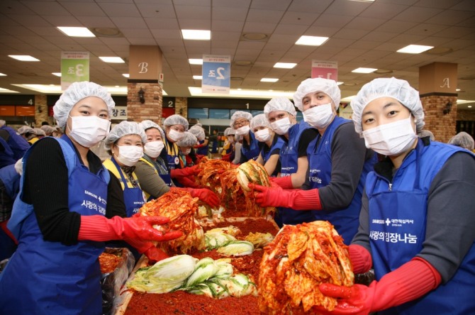 삼성디스플레이는 지난달 14일 아산에서 ‘사랑의 김장축제’를 열어 총 40톤의 김장을 담가 도움이 필요한 지역 주민 4,000세대에 전달했다. 또, 임직원들이 17일에서 20일까지 4일간 마련한 기부금을 소아암을 앓고 있는 어린이들에게 전달할 예정이다. (사진=삼성)