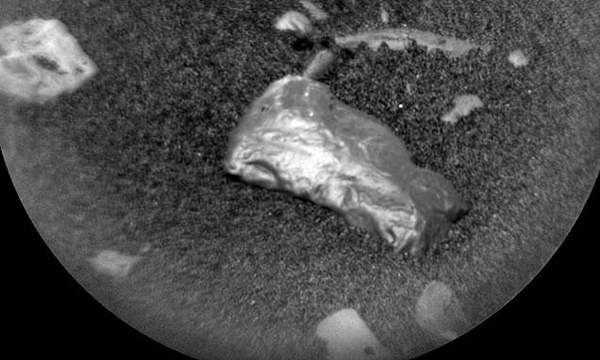나사가 화성에서 황금색 바위를 발견하고 정체 분석에 나선다.(사진=나사)