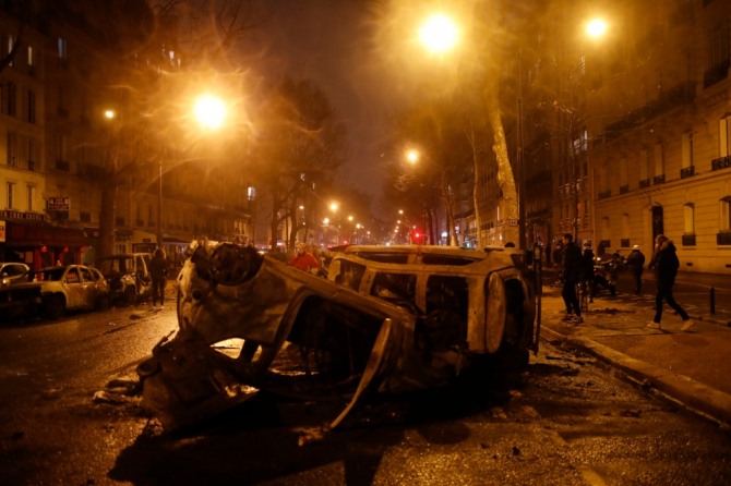 프랑스에서 기름값 인상에 항의하는 '노란 조끼' 시위가 점점 확산되고 있다. 1일 시위대의 방화로 불탄 자동차들이 나뒹굴고 있다. 사진=뉴시스
