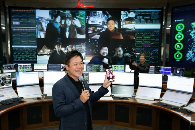 성남시 분당구 SK텔레콤 '네트워크 관리센터'에서 박정호 사장이 명동에 있는 직원과 삼성전자 5G 스마트폰으로 첫 영상통화를 하고 있는 모습