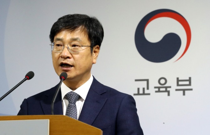 양길석 2019 대입수학능력시험 채점위원장이 4일 오전 정부세종청사에서 올해 수능 채점 결과를 발표하고 있다. 사진=뉴시스