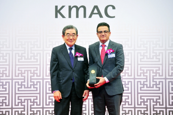 에쓰오일(S-Oil) 오스만 알 감디 대표(오른쪽)가 ‘2018년 한국의 경영대상’ 시상식에서 최고 경영자상을 수상했다. /사진=에쓰오일
