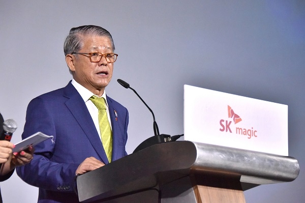 최신원 SK네트웍스 회장이 4일 말레이시아 쿠알라룸푸르 샹그릴라 호텔에서 열린 말레이시아 가전 판매 법인 'SK Networks Retails Malaysia' 발대식에서 격려사를 하고 있다. 사진=SK네트웍스.