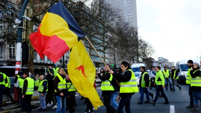 '파리 학생 폭동' 이후 50년 만에 최대 규모로 진행된 '노란조끼' 시위에 대해 프랑스 정부는 결국 항복을 선언했다. 자료=유럽의 목소리