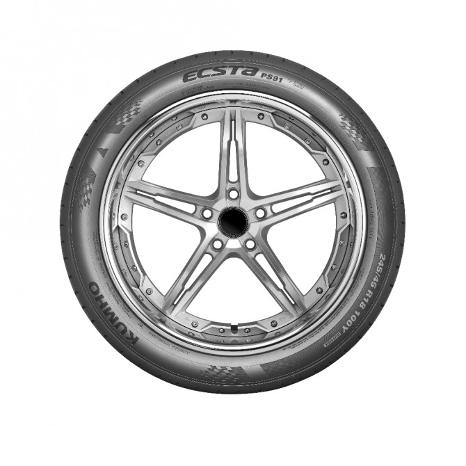 금호타이어(대표 김종호)가 독일 BMW의 주력세단인 5시리즈(G30)에 OE용 타이어(신차용 타이어)를 공급한다. /금호타이어=제공