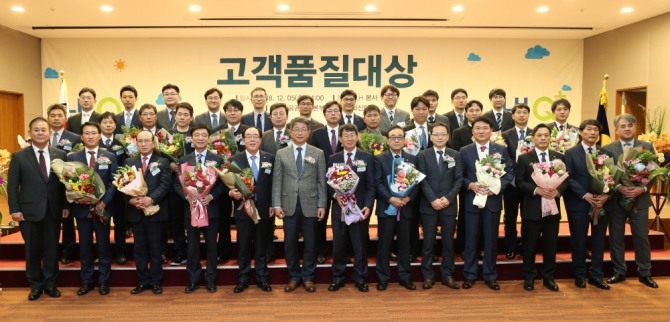 5일 열린 '2018년 LH 고객품질대상' 시상식에서 박상우 LH 사장(앞줄 왼쪽 6번째)과 수상자들이 기념사진을 짝고 있다. 사진=한국토지주택공사(이하 LH)