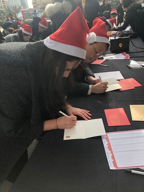 아모레퍼시픽 봉사자들이 사회복지시설 어린이를 대상으로 진지하게 편지를 쓰고 있다.(자료=한아름 기자)