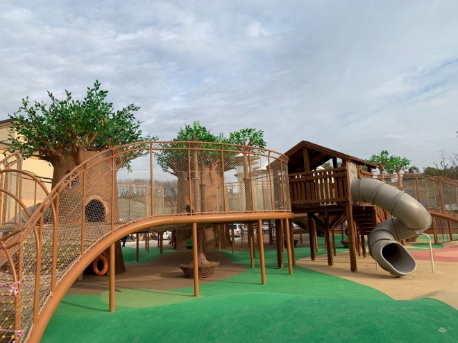 주차장에서 아울렛으로 이어지는 길목에는 '숲모험 놀이터'가 있다. 사진=김형수 기자