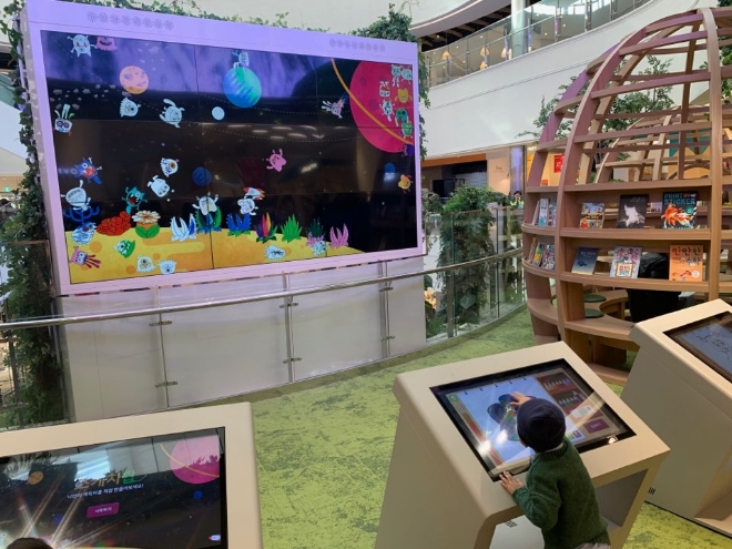 어린이가 인터랙티브 미디어 '스케치'에서 그림을 그리고 있다. 사진=김형수 기자