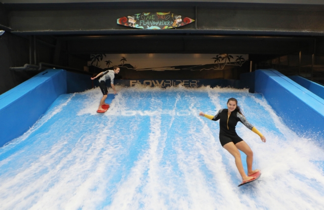 롯데 프리미엄 아울렛 기흥점에 자리한 실내 서핑장에서는 계절과 상관없이 서핑을 즐길 수 있다. 롯데쇼핑=제공