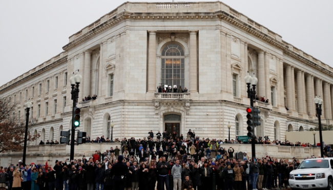 【워싱턴D.C.=AP/뉴시스】조지 H.W.부시 전 미국 대통령의 장례식이 거행된 5일(현지시간) 미 워싱턴 D.C.의 국회의사당에서부터 장례식이 거행된 국립대성당까지 고인을 추모하는 시민들의 행렬이 이어졌다. 