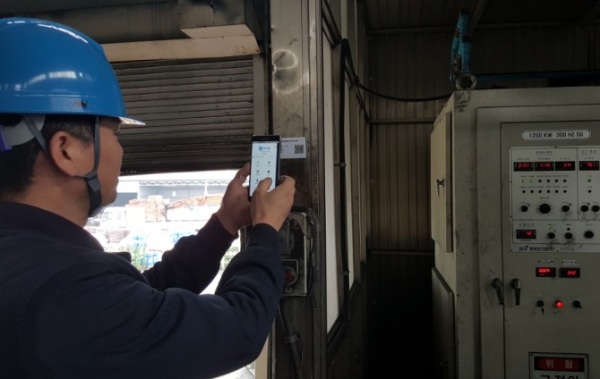 설비담당자가 '정비통' 앱에 접속해 현장에서 설비를 점검 하고 있다.