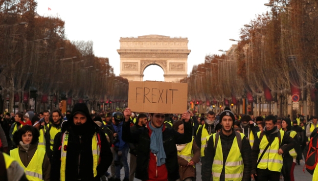 【파리=AP/뉴시스】8일(현지시간) 노란 조끼를 입은 시위대가 프랑스의 EU탈퇴를 의미하는 '프렉시트(FREXIT)' 팻말을 들고 샹젤리제를 행진하며 시위하고 있다. 