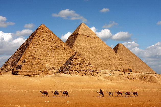 이집트 수도 카이로 근교 기자에 있는 피라미드. 덴마크인 관광객이 피라미드 꼭대기에 올라가 성행위를 하는 동영상이 공개돼 파문을 일으키고 있다.