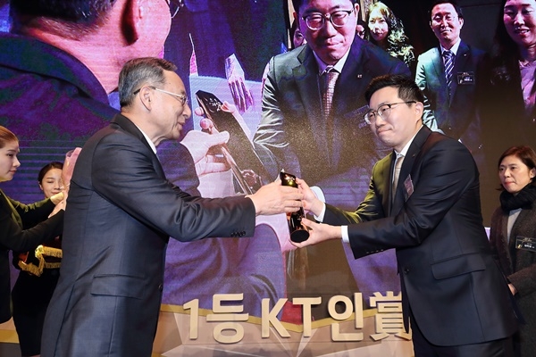 KT 황창규 회장이 세계 최초 5G 상용화 TF의 김하성(오른쪽) 책임연구원에게 1등 KT인상 대상을 시상하고 있다.(사진=KT)