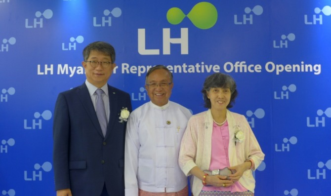 지난 8일 열린 LH 미얀마 대표사무소 개소식에 참석한 박상우 LH 사장(왼쪽), 한쪼 미얀마 건설부 장관 내외(가운데,오른쪽)가 기념사진을 찍고 있다. 사진=한국토지주택공사(이하 LH)