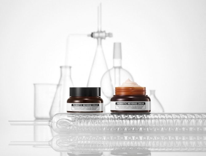 일동제약이 자체 개발한 특허 유산균이 들어간 화장품 '프로바이오틱 리버스 시리즈(크림·스킨에센스)'를 출시했다고 10일 밝혔다.  (자료=일동제약)