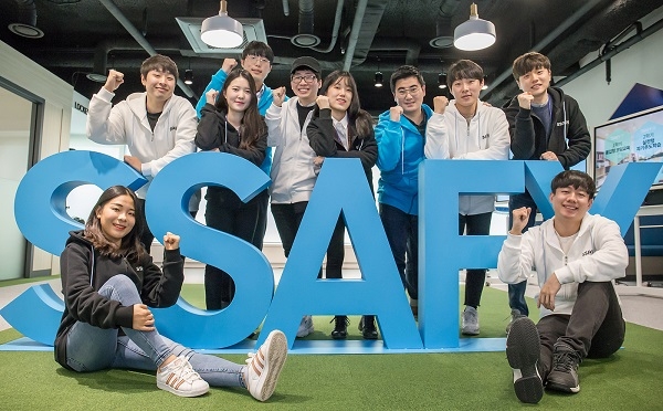 10일 '삼성 청년 소프트웨어 아카데미' 서울 캠퍼스에 입과하는 교육생들이 기념 사진을 촬영하고 있다. 사진=삼성전자. 