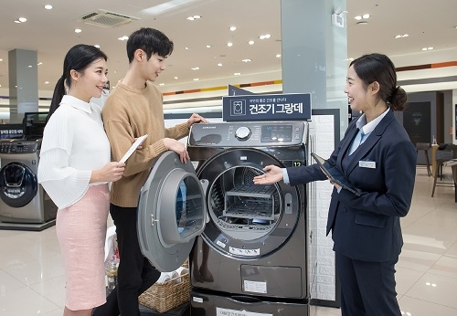 삼성전자 모델들이 디지털프라자 강남 본점에서 '그랑데' 제품을 구경하고 있다. 사진=삼성전자. 