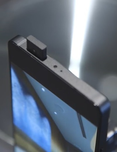 지난 2월 MWC에 등장한 비보의 아펙스폰. 팝업카메라를 사용해 화면비를 줄였다. (사진=유튜브)