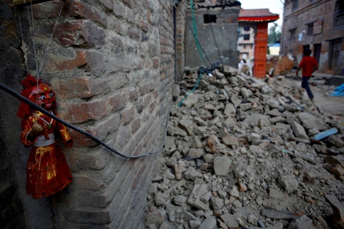 사진은 네팔 지진 현장 전북 부안서 규모 2.3 지진[기상청 속보] 전북 부안 지진,  한반도 불의 고리 위험 경보 …  포항 대지진 1주년