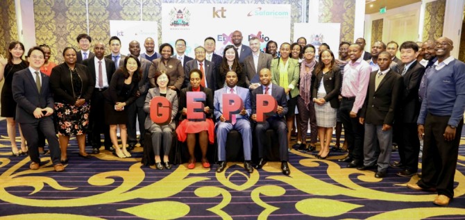 KT는 11일(현지시각) 케냐 나이로비 사파리콤 본사에서 케냐 보건부와 정통부 그리고 케냐 1위 통신 사업자 사파리콤과 함께 ‘글로벌 감염병 확산 방지 플랫폼’ 착공식을 진행 했다.