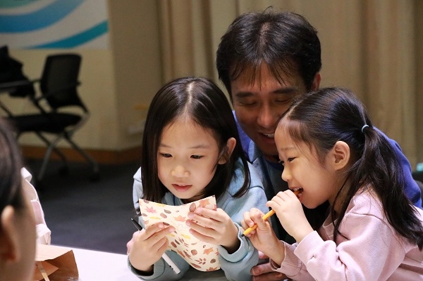 12월 초 경기 안성시 LS미래원에서 LS그룹 임직원과 자녀들이 가족행복캠프에 참여해 서로에게 쓴 편지를 읽고 있다. 사진=LS.