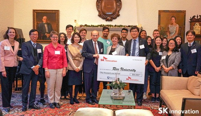 미국 휴스턴 라이스 대학 관계자들이 SK이노베이션으로부터 장학금 50만 달러(약 5630만 원)를 기부받고 있다. 사진=SK이노베이션