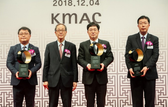 지난 4일 서울 장충동 소재 신라호텔에서 개최된 '한국의 경영대상'에서 오영오 LH 미래혁신실장(왼쪽 첫 번째)이 ‘한국의 사회적 가치 리더' 상을 수상하고 있다. 사진=한국토지주택공사(이하 LH) 