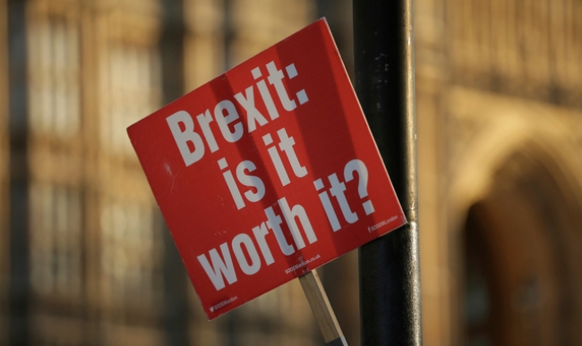 【 런던=AP/뉴시스】 영국 런던 국회의사당에서 12일(현지시간) 테리사 메이 총리의 불신임 투표가 진행되는 동안 '브렉시트: 가치가 있는가?'라고 적힌 판이 가로등에 붙어있다.