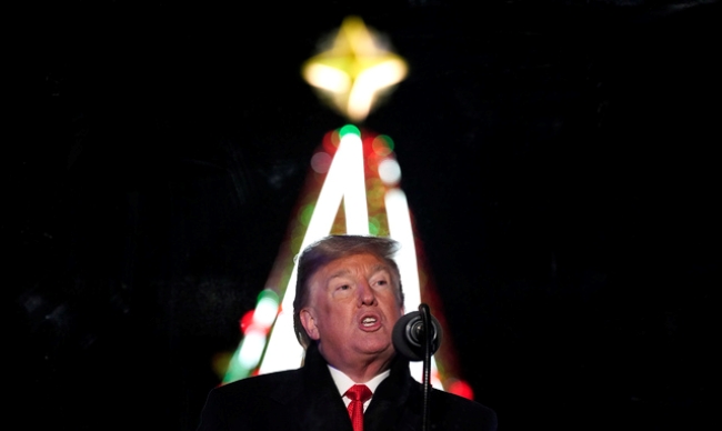 【워싱턴DC=AP/뉴시스】도널드 트럼프 미국 대통령이 지난달 28일(현지시간) 백악관 근처 일립스(프레지던트파크 사우스)에서 열린 제96회 내셔널 크리스마스트리 점등식에 참석해 연설하고 있다.