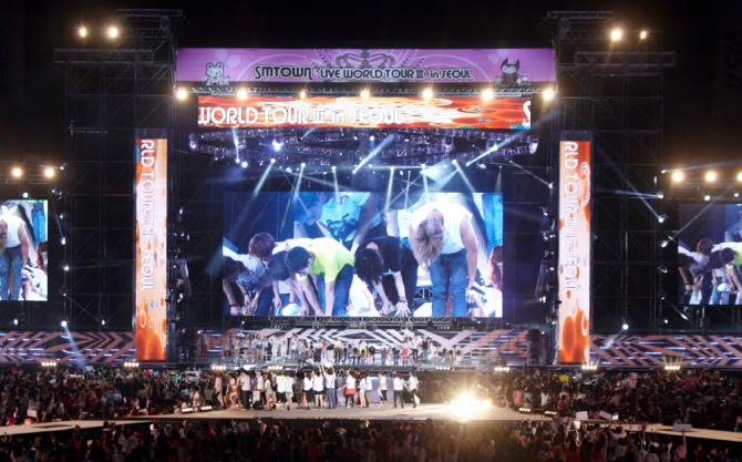SM타운 라이브 월드투어3 서울에서 케이팝 스타들이 관객들에게 인사하고 있다. 사진=뉴시스