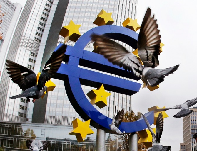 유로존 통합중앙은행 ECB의 구관 앞에 세워진 유로화 조각물. 유럽중앙은행은 올해 말로 양적완화 정책을 종료한다고 밝혔다. 사진=뉴시스
