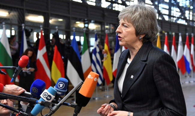 【브뤼셀=AP/뉴시스】테리사 메이(왼쪽) 영국 총리가 13일(현지시간) 벨기에 브뤼셀 EU 정상회담장에 도착해 기자회견을 하고 있다. 이틀간의 일정으로 열린 이번 회담은 영국의 브렉시트 합의문에 대한 비준 대책 등을 중점적으로 논의한다.