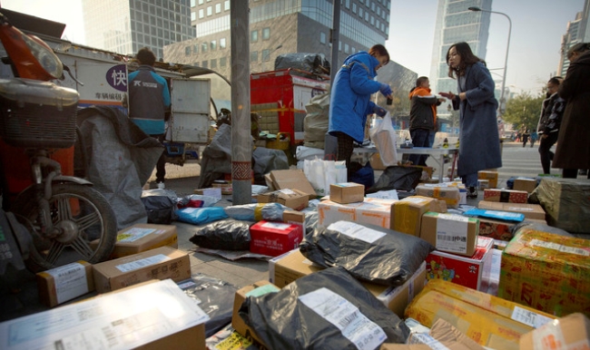 사진은 중국판 '블랙 프라이데이'라고 불리는 광군제(光棍節·독신자의 날)에 주문한 상품을 택배하는 모습.