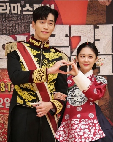 SBS 수목드라마 '황후의 품격'에서 황제 이혁 역의 신성록과 황후 오써니 역의 장나라가 제작발표회에서 손하트를 만들고 있다. 사진=신성록 인스타그램 캡처