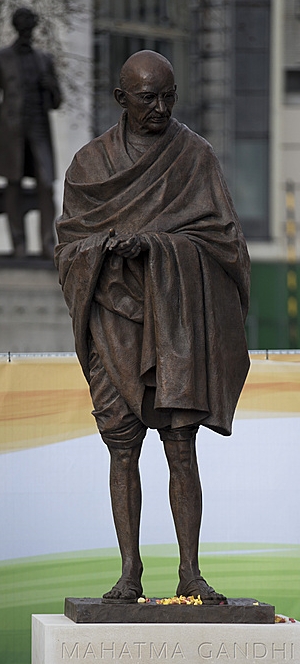 사진은 영국의회 광장에 있는 간디 동상.
