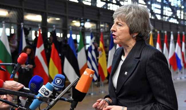  사진은 테리사 메이(왼쪽) 영국 총리가 지난 13일(현지시간) 벨기에 브뤼셀 EU 정상회담장에 도착해 기자회견을 하고 있는 모습. 