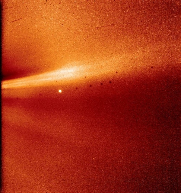 파커솔라탐사선의 WISPR(Wide-field Imager for Solar Probe) 카메라가 지난달 8일 코로나 스트리머(왼쪽상단의 밝은 빛줄기 무늬)를 촬영했다. 코로나 스트리머는 태양대기에 있는 물질로 구성되는데 대개 활동이 활발해지는 태양의 활동 지역 너머에 위치한다. 이 미세한 스트리머 구조는 매우 선명하다. (사진=나사) 