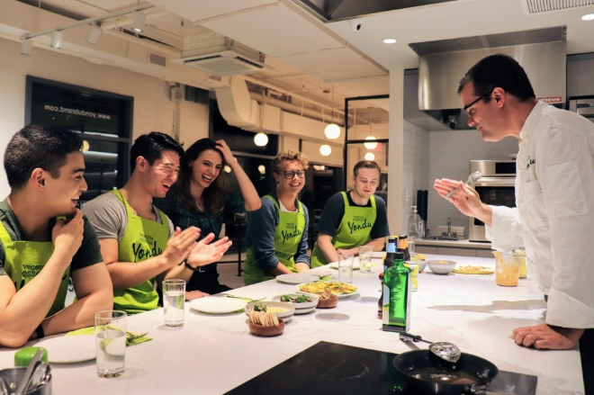 미국 뉴욕 맨해튼에 오픈한 연두 컬리너리 스튜디오에서 연두로 요리를 배우고 있는 현지인들 샘표=제공