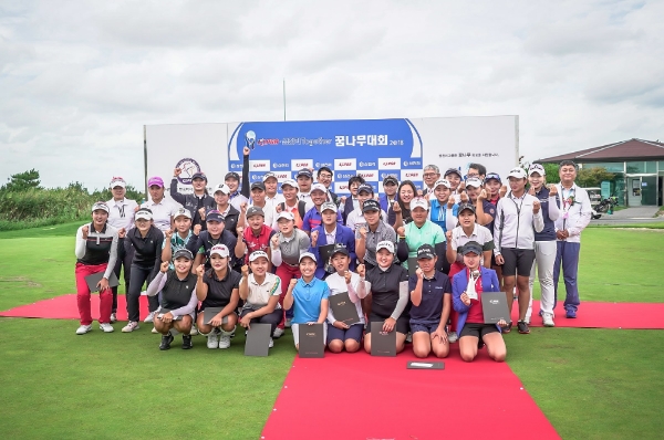 지난 9월 열린 ‘KLPGA-삼천리 투게더 꿈나무대회’에 참가한 프로골퍼 유망주들이 기념사진을 촬영하고 있다. /사진=삼천리